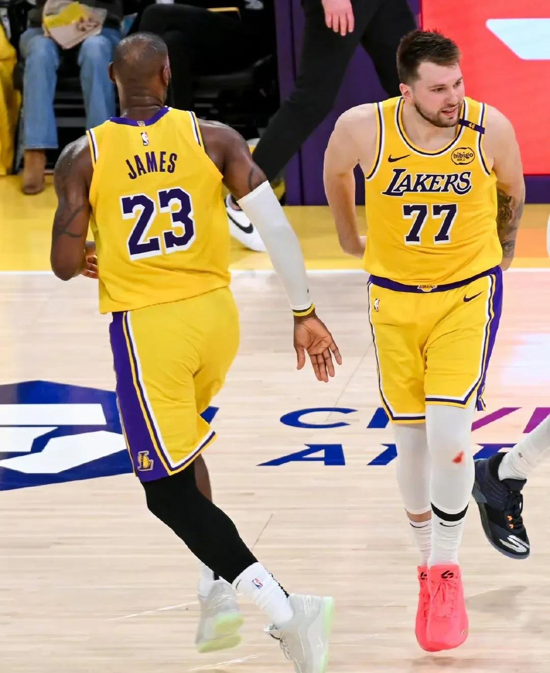 包含洛杉矶湖人发布备战花絮，集结日状态回暖，NBA总决赛任务艰巨，临场指挥获称赞的词条